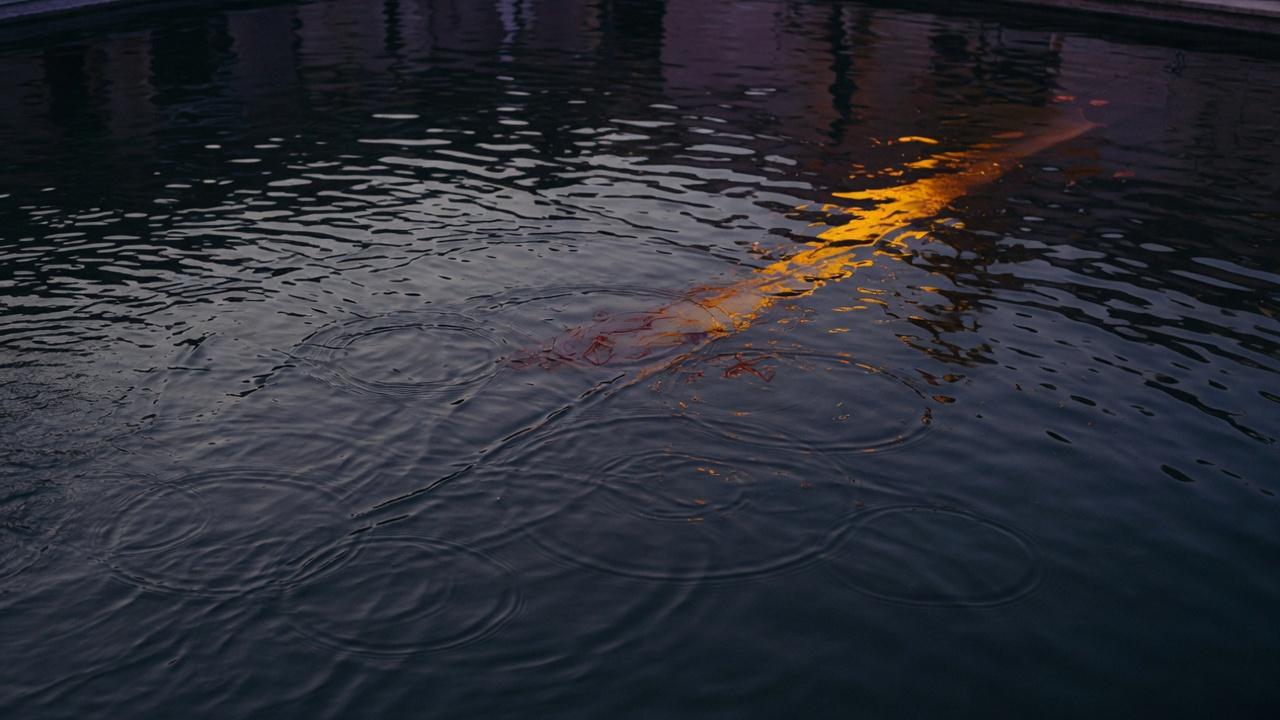 A dark pool with many crossing ripples going different ways